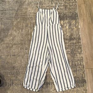Old navy jumpsuit. Great condition. Worn once.